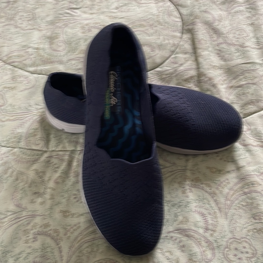 New Ladies Skechers Classic Fit slip on shoes, size 9.